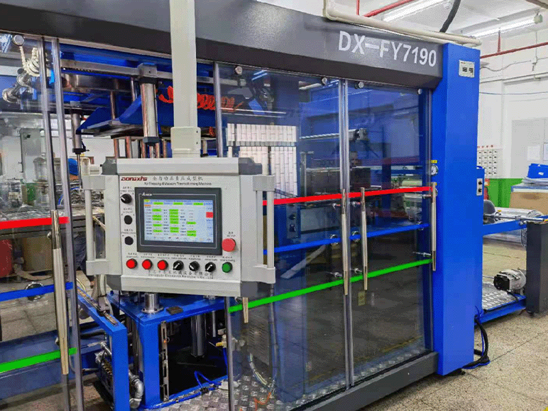 Full Servo Vaccum Forming 3-station Full Auto Thermoforming Machine.1