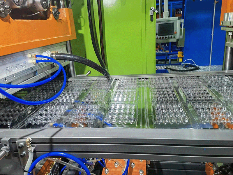 Full Servo Vaccum Forming 3-station Full Auto Thermoforming Machine.2